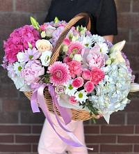 Цветочная композиция из Розы, Хризантемы, Пионы и Лизиантусы в корзине в Мосальске