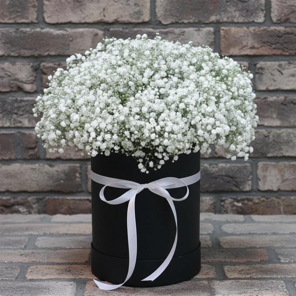 Цветочная композиция из Гипсофила в шляпной коробке в Мосальске