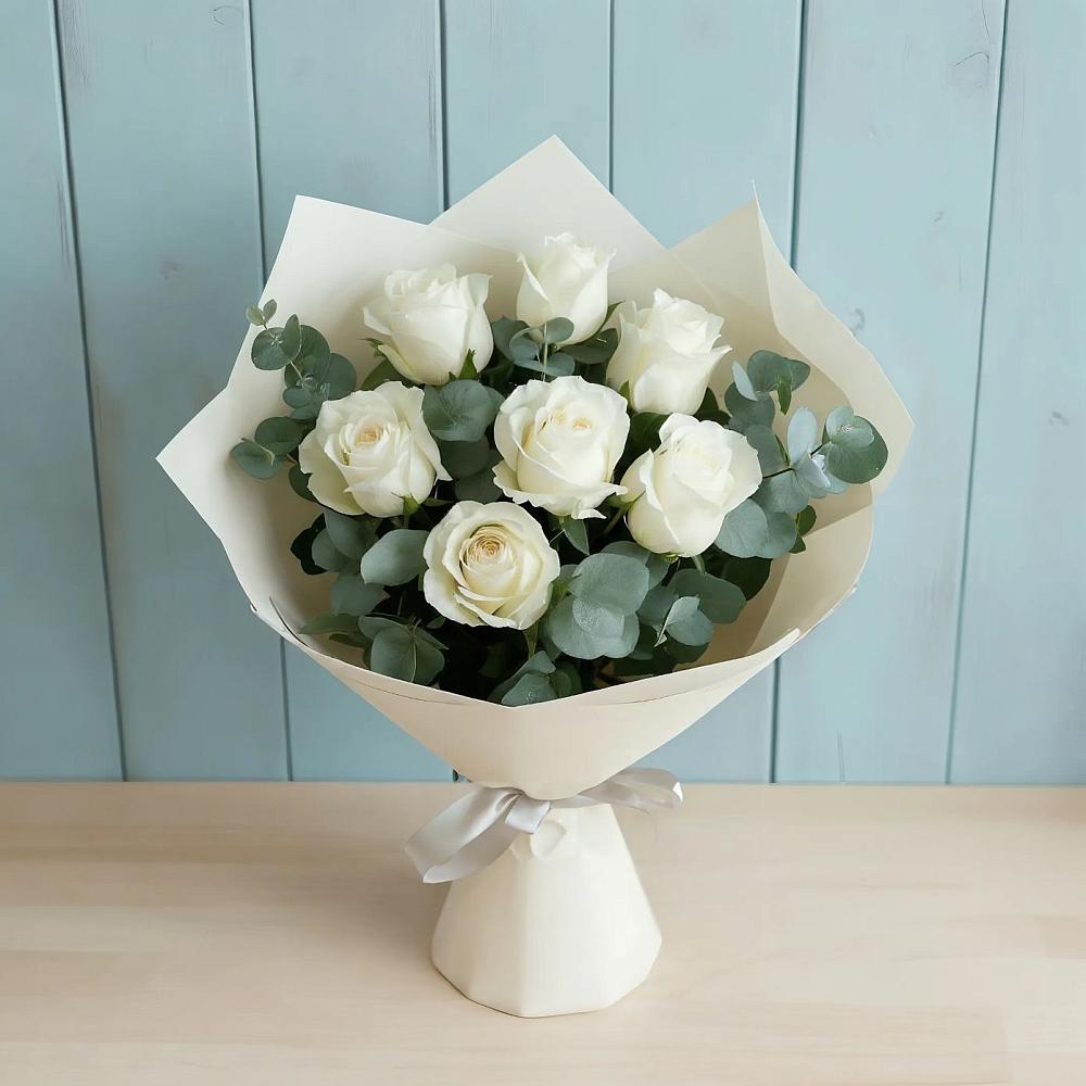 Букет Белые розы в Эвкалипте в Мосальске