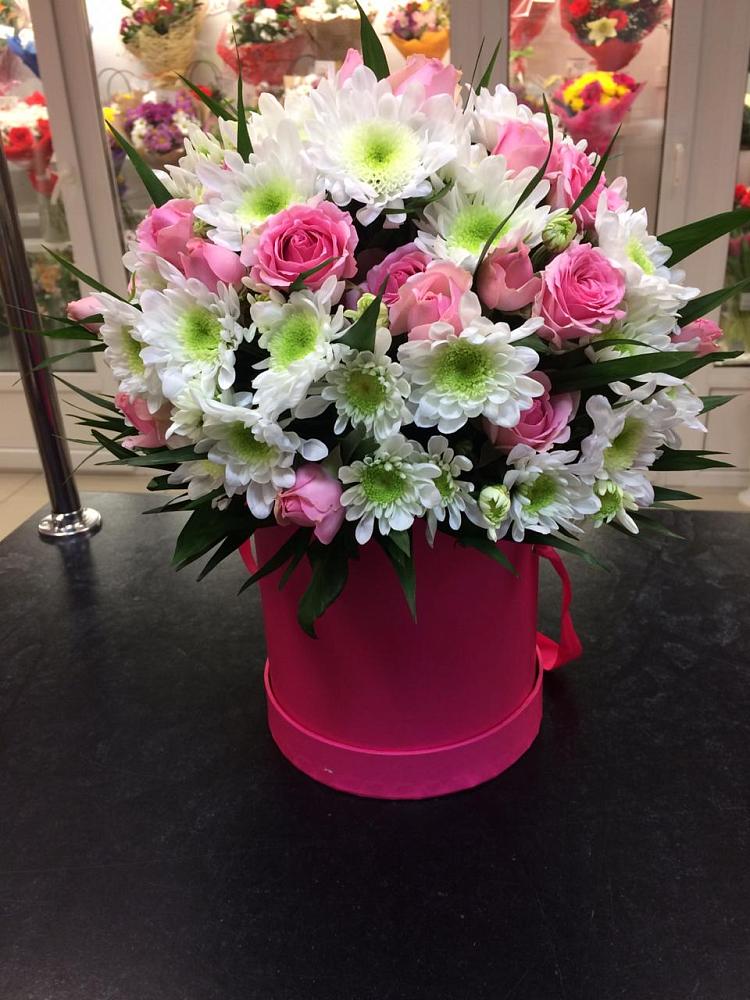 Цветочная композиция из Розы и Хризантемы в шляпной коробке в Мосальске