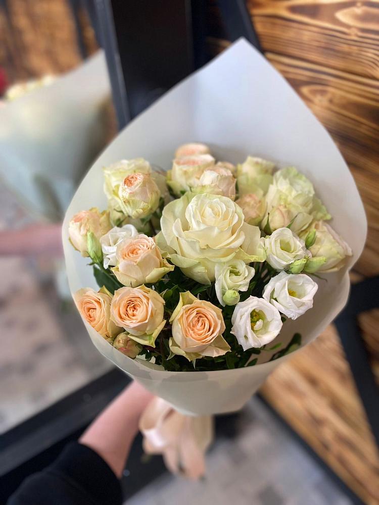 Букет цветов из: Розы и Лизиантусы в Мосальске